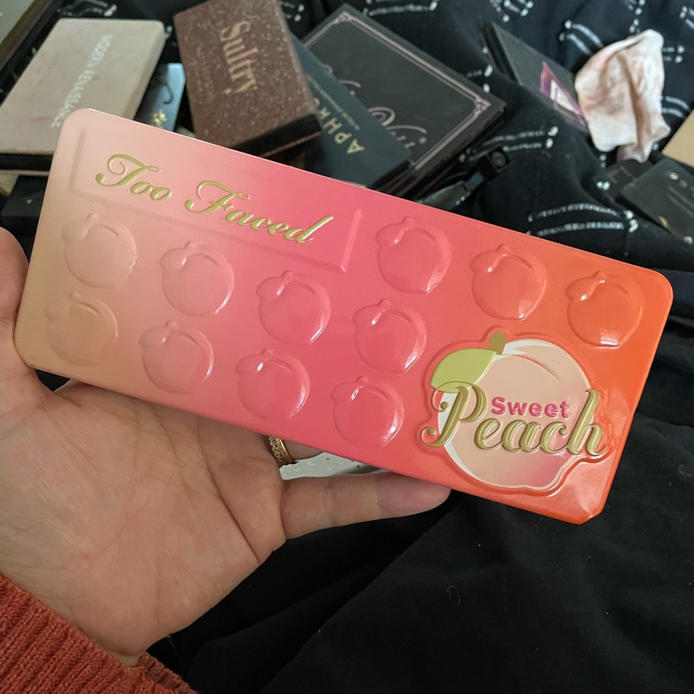 Too Faced Sweet Peach eyeshadow pallet